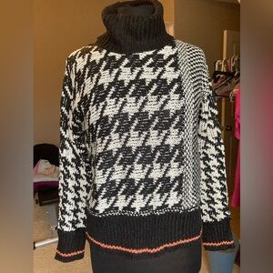 NWOT: Venus houndstooth turtle neck sweater, size small
